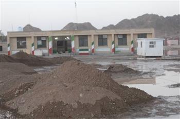 فرماندار ۴۴ مدرسه قلعه گنج بازسازی می‌شود