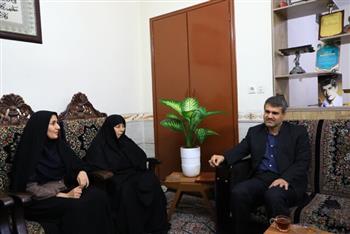 دادستان کرمان با خانواده و همسر شهید رمضان شریف‌زاده دیدار کرد