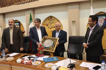 مدیر مدرسه‌ای که دانش‌آموزانش را در استانداری غافلگیر کرد