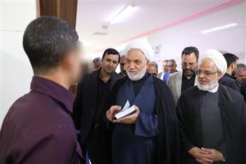 بازدید رئیس کل دادگستری کرمان از زندان مرکزی؛ برپایی میز خدمت قضایی در زندان