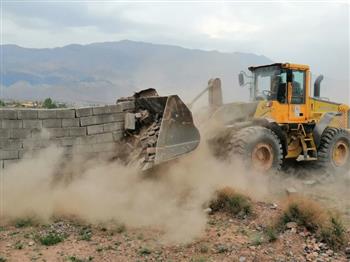 رفع تصرف و تخریب ساخت و سازهای غیرمجاز در ٢٠ هکتار از اراضی کوهپایه کرمان