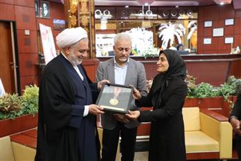سرمربی تیم ملی فوتبال بانوان، مدال لیگ برتر را به رئیس کل دادگستری کرمان اهدا کرد