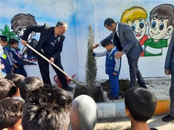 برگزاری پویش درختکاری به مناسبت روز دانش‌آموز در مدرسه شاهد سیرجان