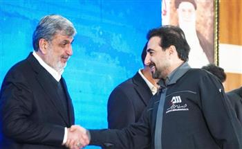 اهدای نشان‌ افتخار و حمایل حامی مدرسه‌سازی ایران به ایمان عتیقی مدیر عامل شرکت گل گهر