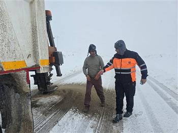 با تلاش راهداران بیش از ۱۴۰۰ کیلومتر از جاده های کرمان برفروبی شد