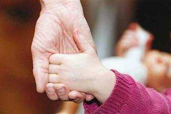 حضور مدیرکل بهزیستی در جمع دوخانواده فرزند پذیر کرمانی